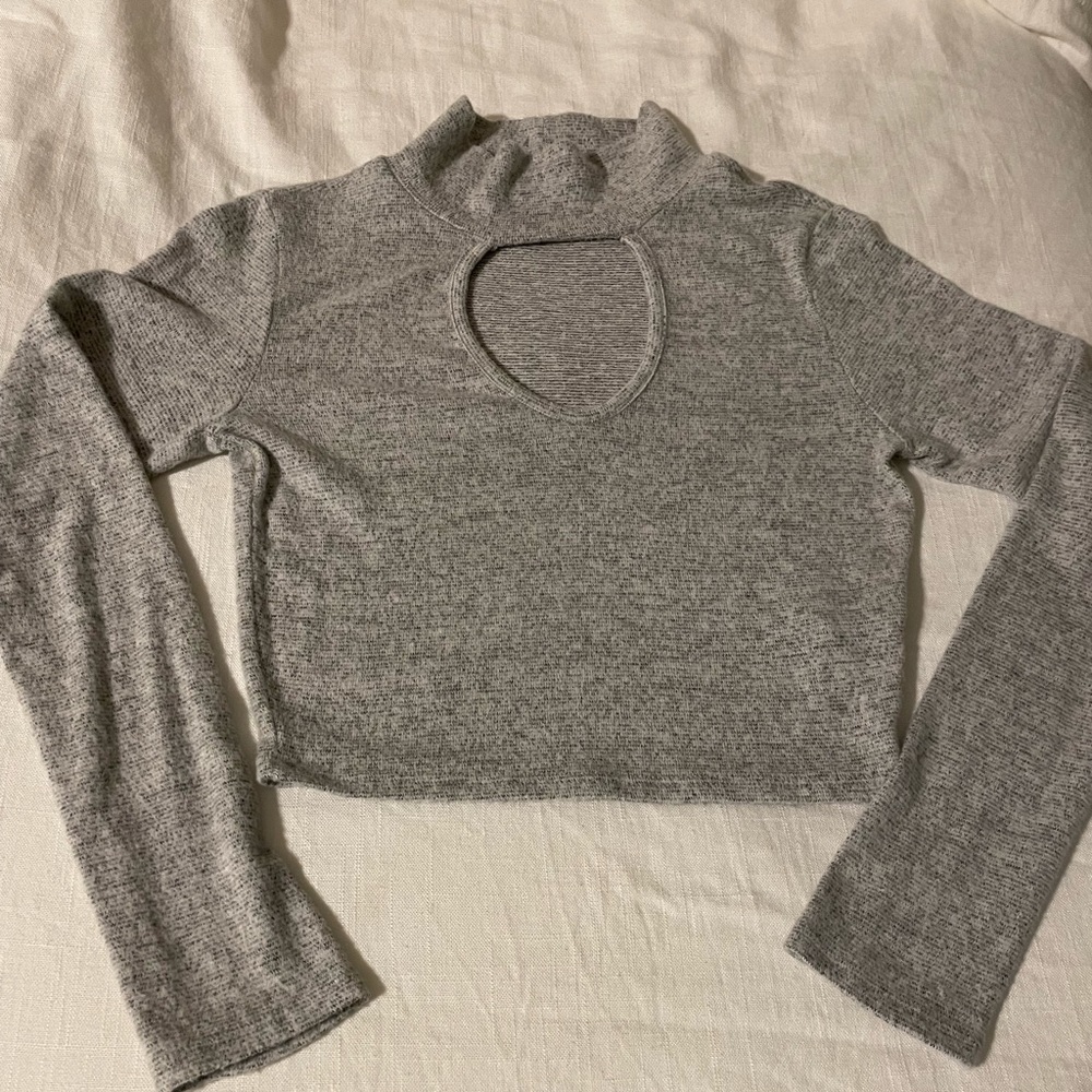 🦇 Grey heather long sleeve crop sweater. Size Medium
